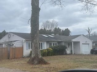 16 Adobe Dr, Shirley, NY 11967