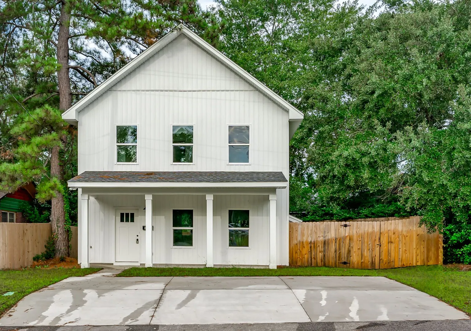 Pre-Leasing for the 27-28 School Year! Unbeatable Location — Photo 2