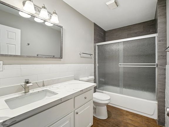Hall Bathroom with Shower/Tub