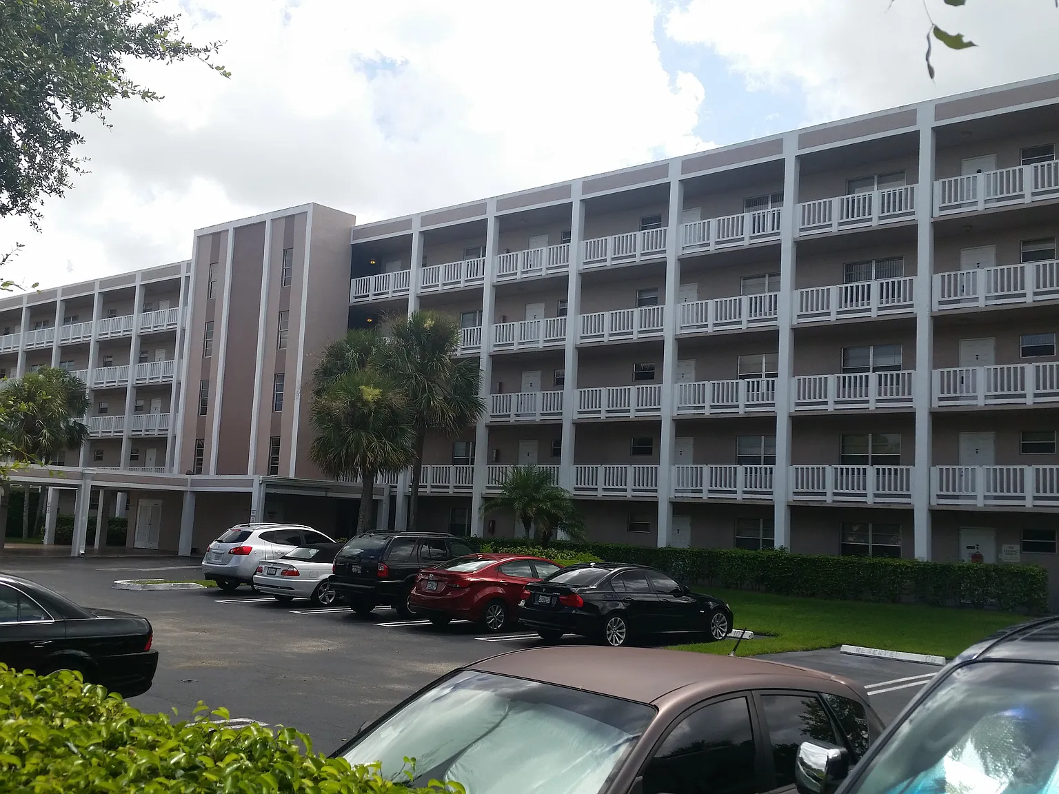 Sherwood Square Apartments — Photo 1