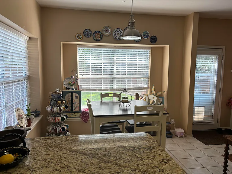 Breakfast Room and Bar