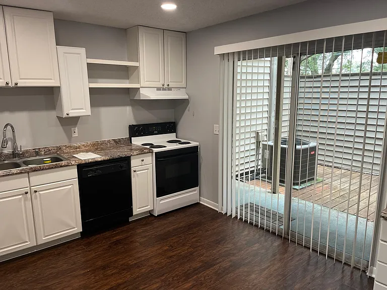 2300 Twelve Oaks Dr #B3 — Photo 3