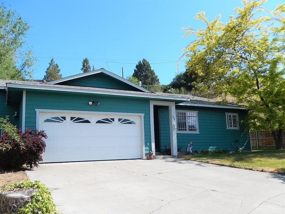 1st image of 807 NE Hillside Ct