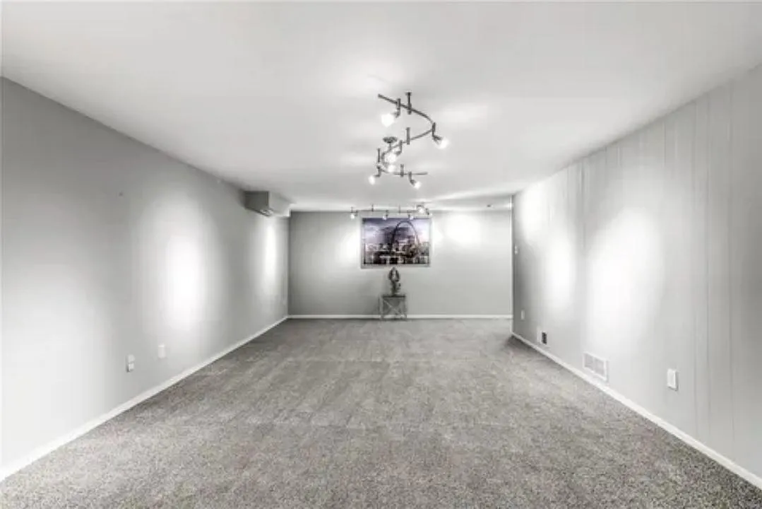 Unit Photo - 252 Glandore Dr #D