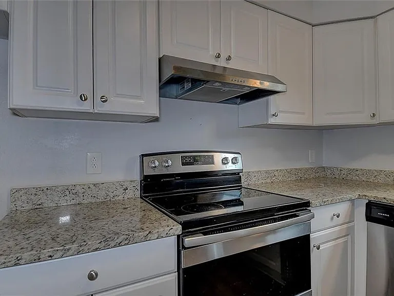 1093 Salisbury Dr — Photo 16
