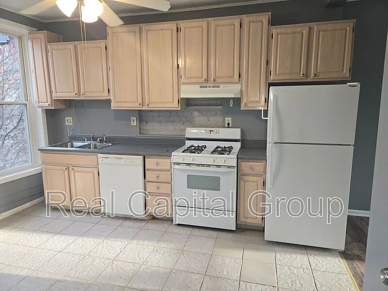 Studio, 1.0 bath, 962 sqft, $925 — Photo 2