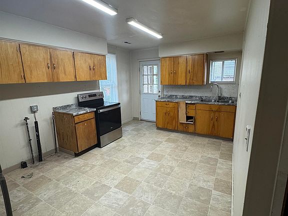 4th image of 2504 W Broadway Ave