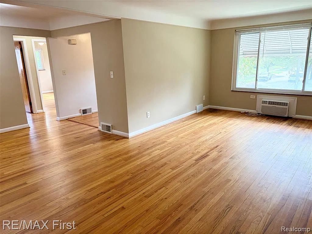 2 bed, 1.0 bath, 900 sqft, $1,350 — Photo 4