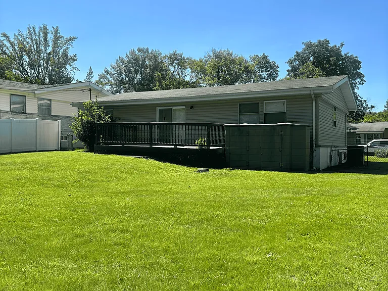 2515 Linnell Dr — Photo 2