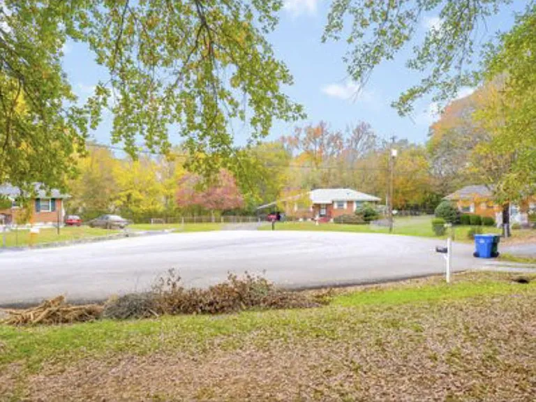 1324 Mayfield Ln — Photo 4