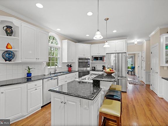 5th image of 833 Westridge Dr