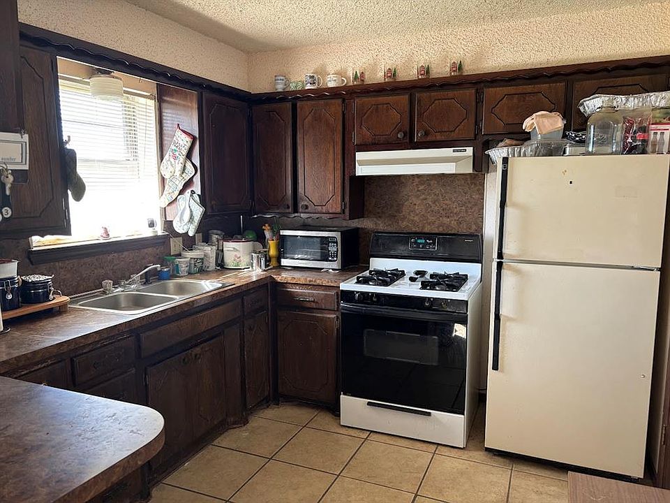 2nd image of 406 E Texas Dr