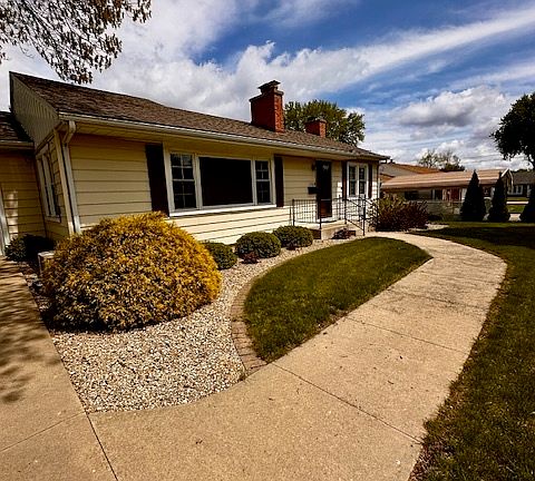 2nd image of 1402 Rolling Green Dr