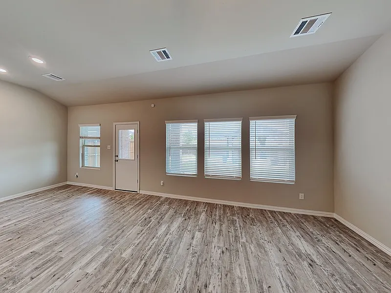 3 bed, 2.5 bath, 2497 sqft, $3,100 — Photo 2