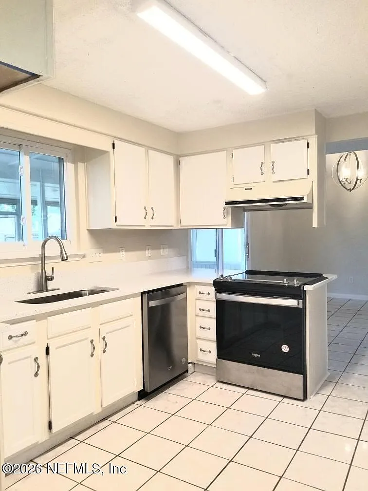 3 bed, 2.0 bath, 1654 sqft, $2,099 — Photo 4
