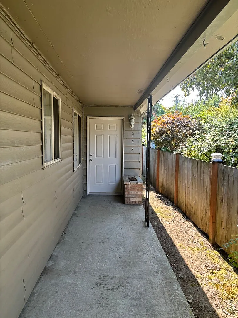 Ballard-Fremont Duplex: Comfortable Living with Modern Amenities — Photo 4