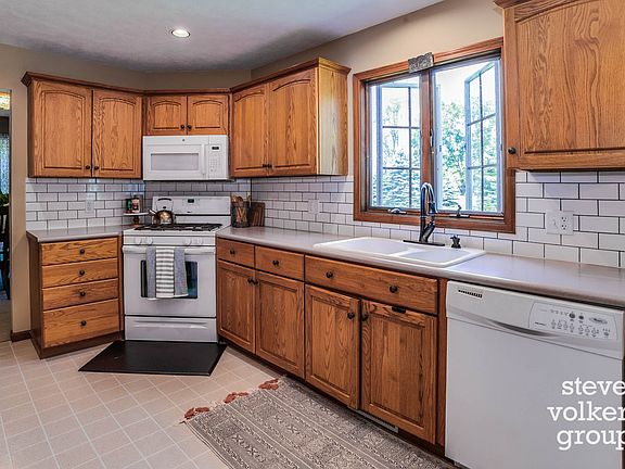 5th image of 2665 Winesap Dr NE