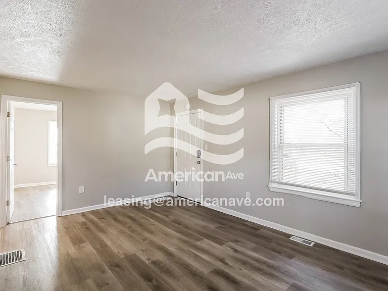 1361333_002_wm_-_living_room_13298849.jpg