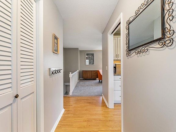 5th image of 217 Cloverdale Dr