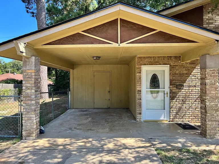 304 Campbell St — Photo 1