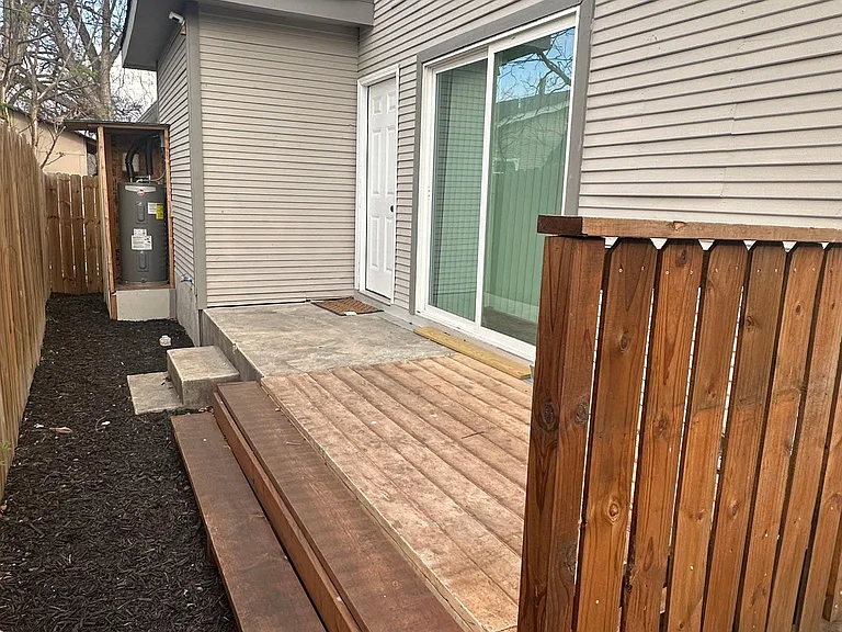 1431 E Crockett St — Photo 3