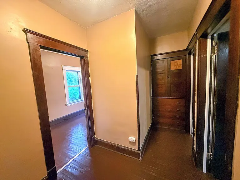 638 Merton Ave — Photo 11