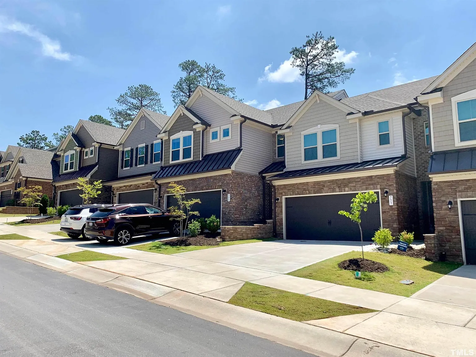 3 bed, 2.5 bath, 2200 sqft, $2,495 — Photo 2