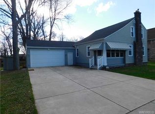 10207 Cayuga Dr, Niagara Falls, NY 14304