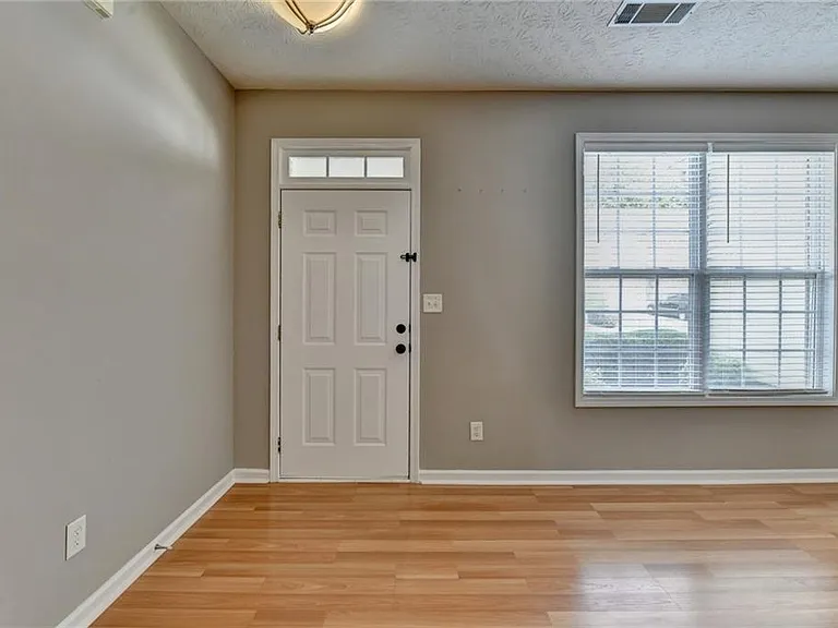 3067 Kentmere Dr — Photo 4