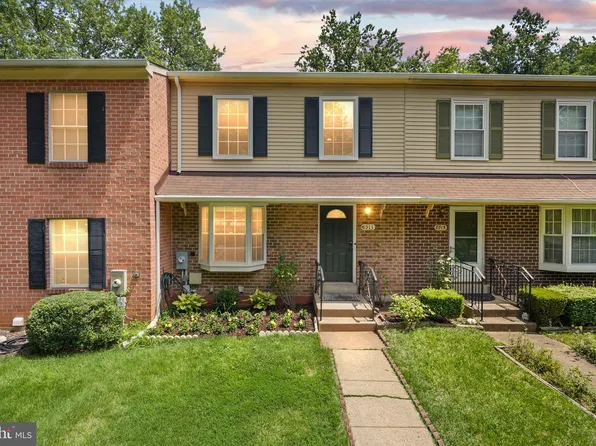 8913 Shamrock Ct, Springfield, VA 22152