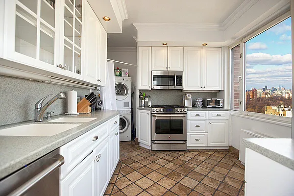 Sold by Adriana Arciello, LREB | media 22