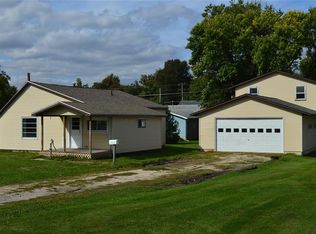 813 E 3rd St, Vinton, IA 52349