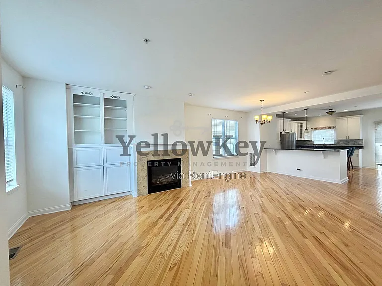 104 S Myrtle Ave — Photo 2