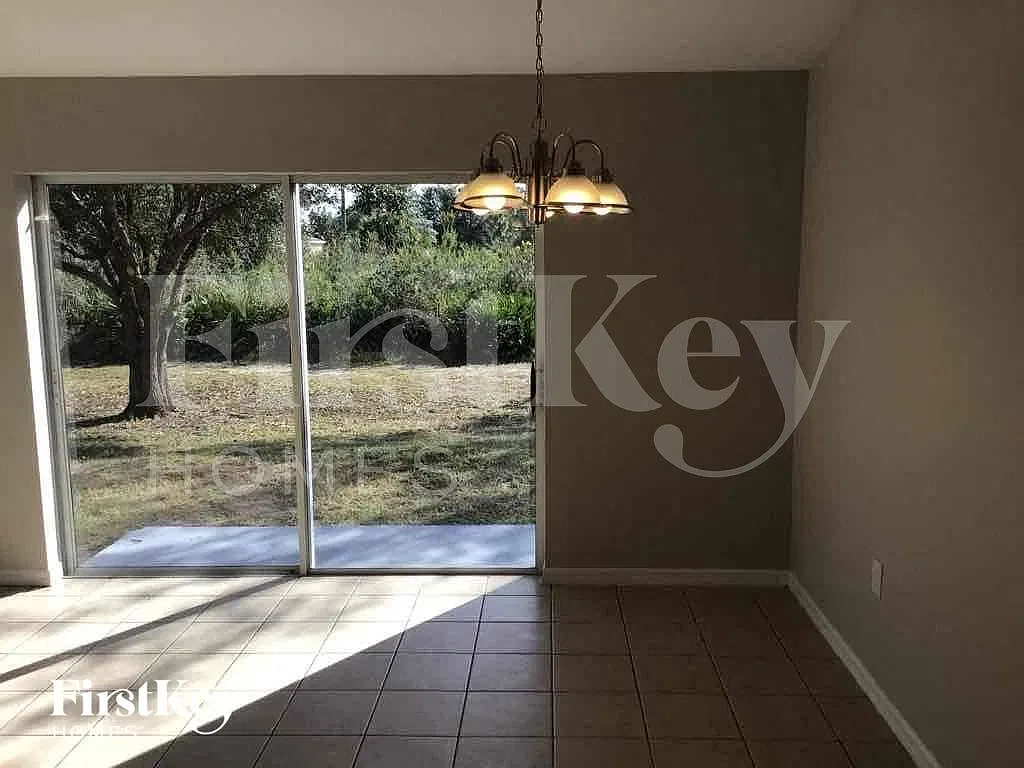 4 bed, 2.0 bath, 1772 sqft, $2,305 — Photo 4