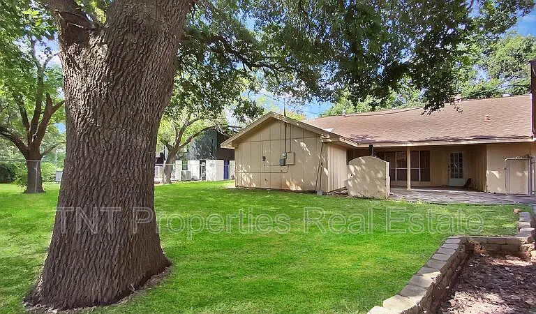 1103 Glade St — Photo 3