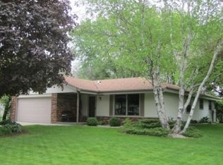1421 Crestwood Dr, Oconomowoc, WI 53066
