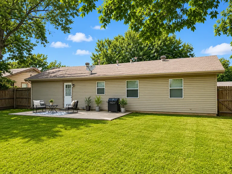 512 Himes Dr — Photo 9