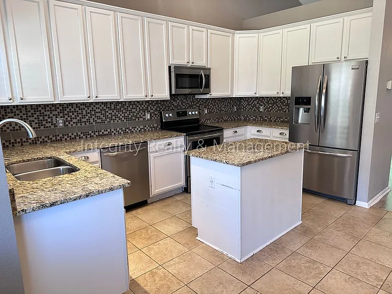 1041 Laurenwood Ln — Photo 12