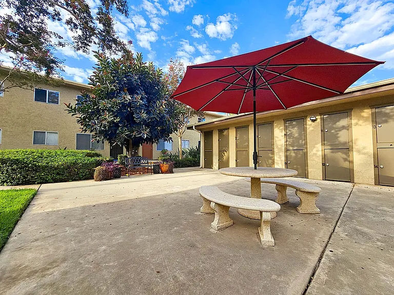 Crestwood Apartments — Photo 19