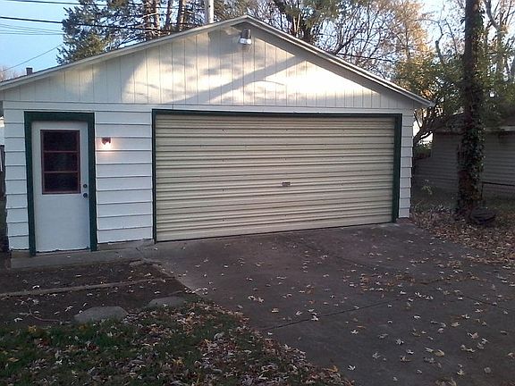 2 1/2 Car Garage
