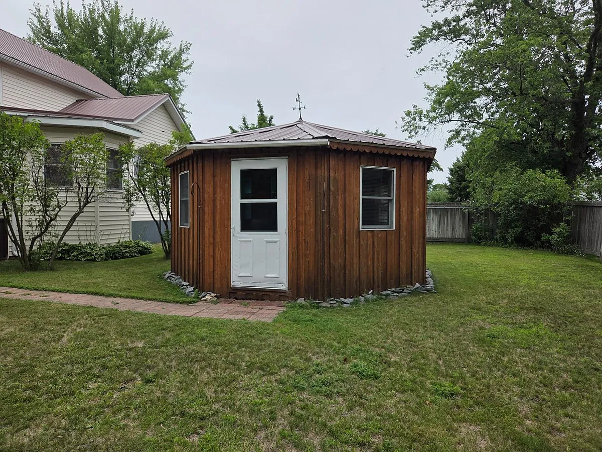 Unit Photo - 637 Main St