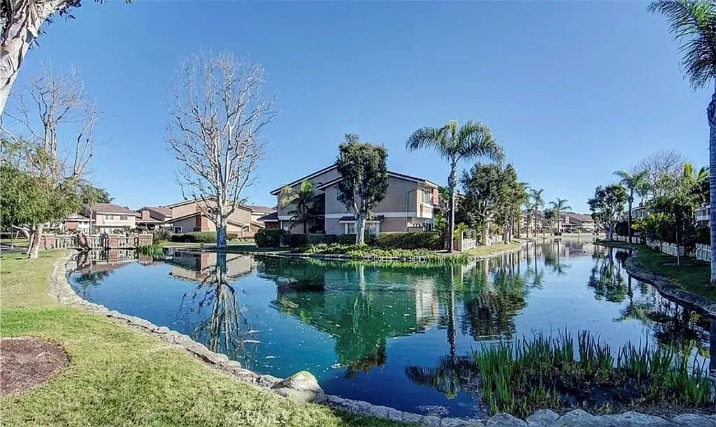 3 bed, 2.5 bath, 1664 sqft, $5,185 — Photo 3