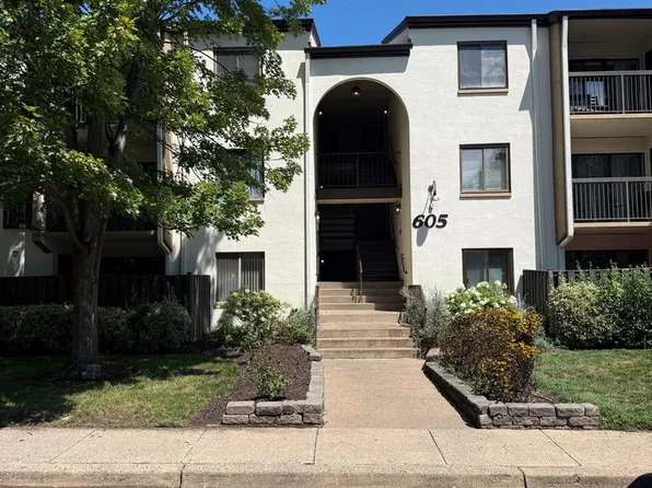 605 Center St APT T4, Herndon, VA 20170