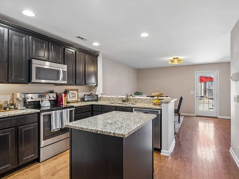 1319 Riverbrook Dr — Photo 9
