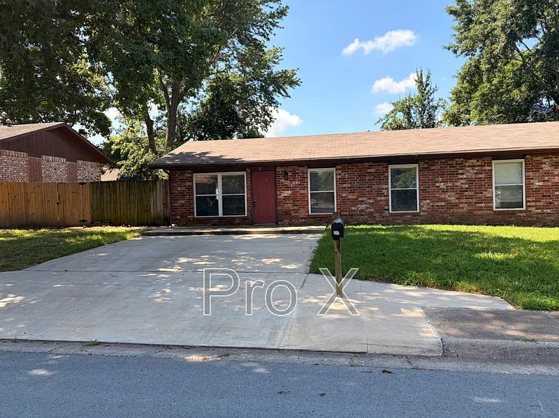 2 bed, 1.0 bath, 875 sqft, $1,195 — Photo 2