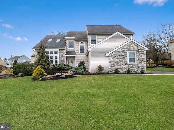 2nd image of 52 Columbine Cir