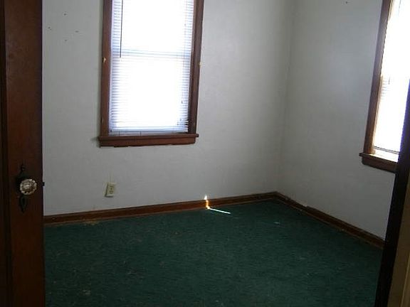 4th image of 55345 Fairview Ave