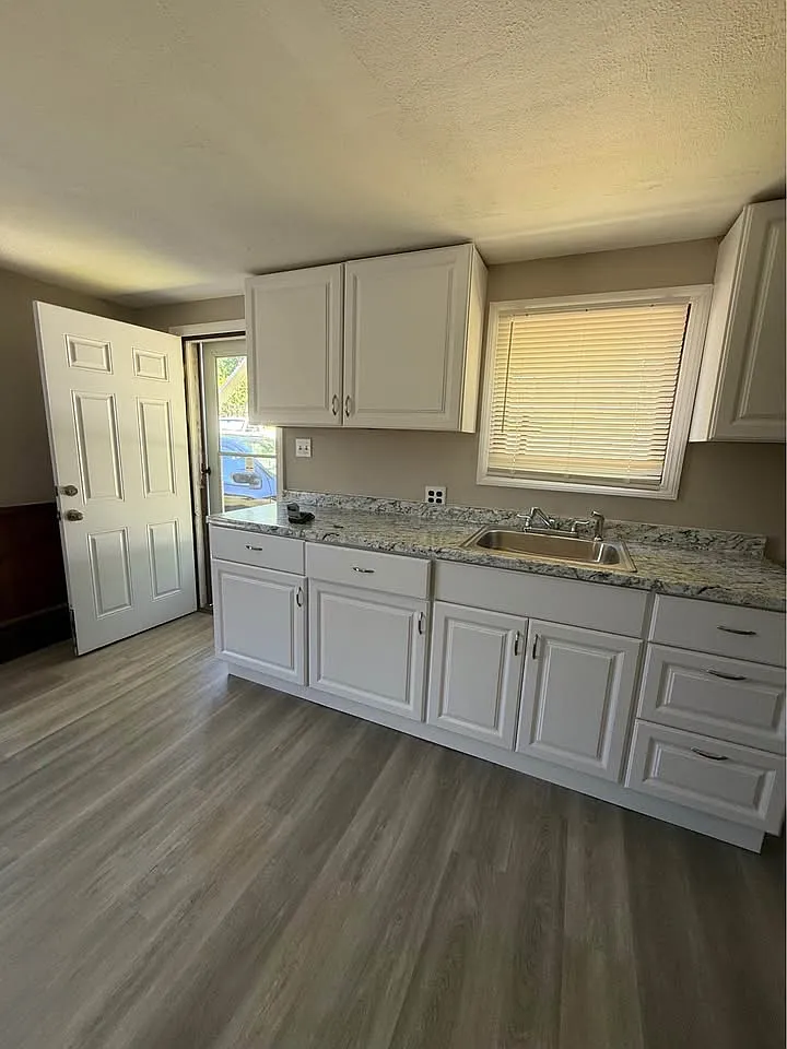 3 bed, 1.5 bath, $2,095 — Photo 4