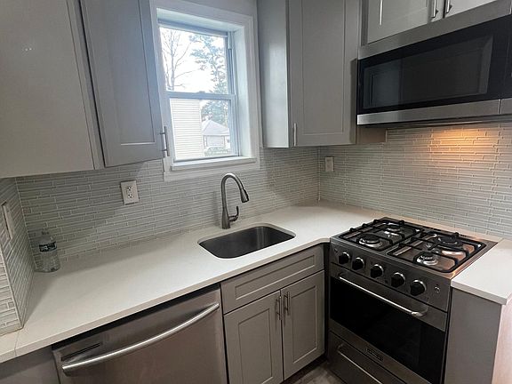 3rd image of 924 Logan Ave #1