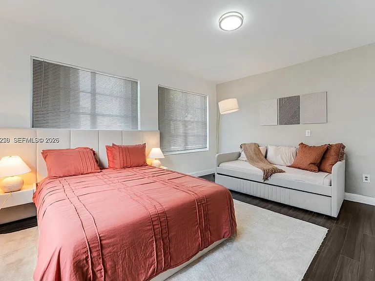 301 SW 10th Ave #2 — Photo 2